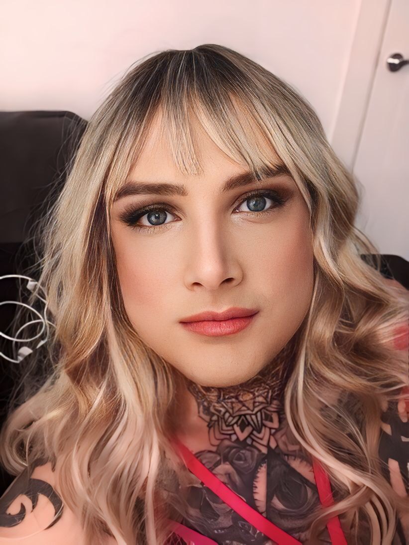 Crossdresser learning makeup and doing modelling